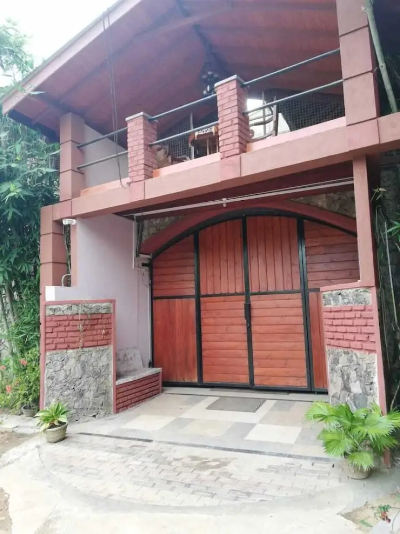 White Peacocks and Birds Resort