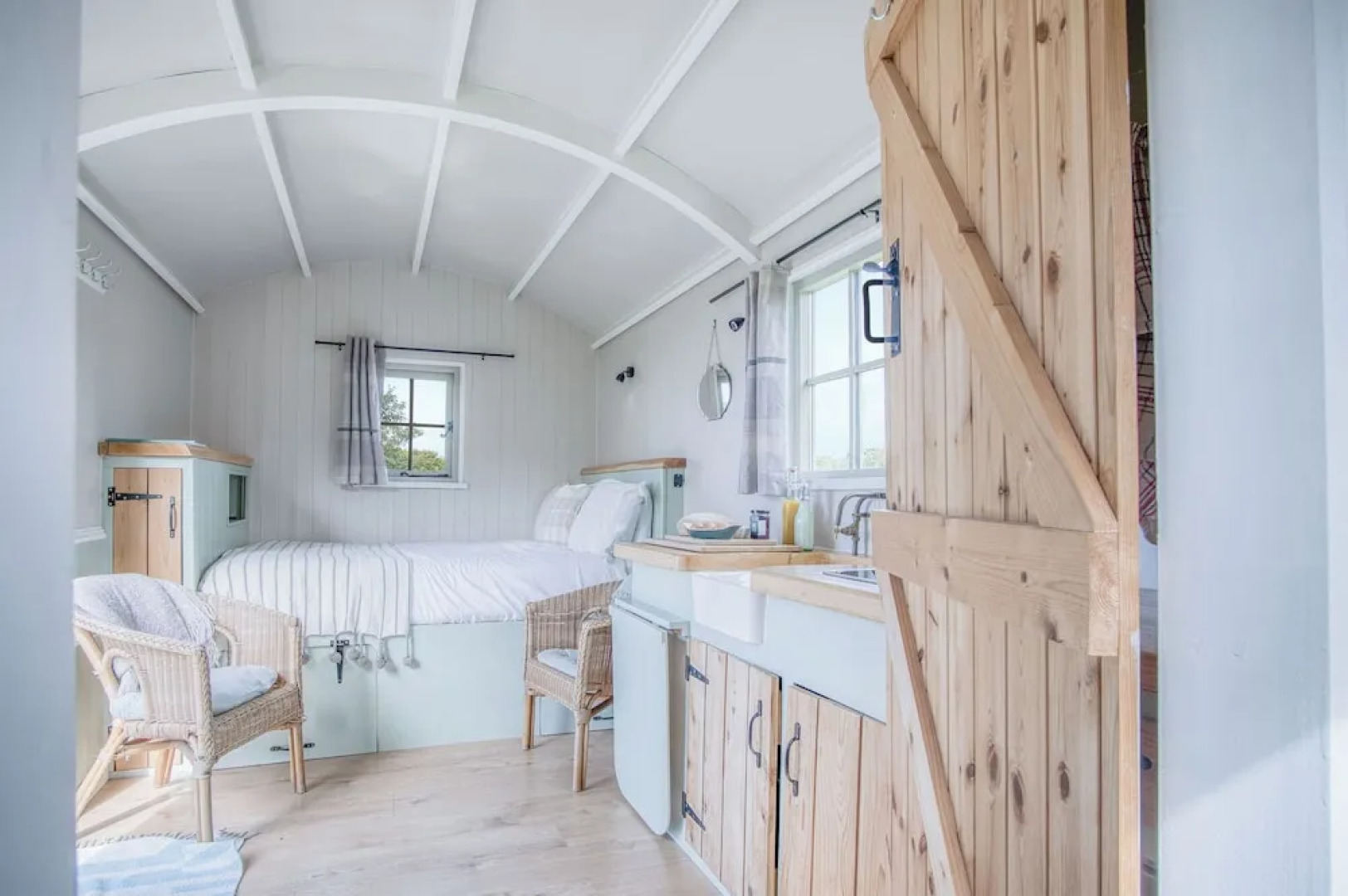 Haven View - 1 Bed Shepherds Hut - St Ishmael's