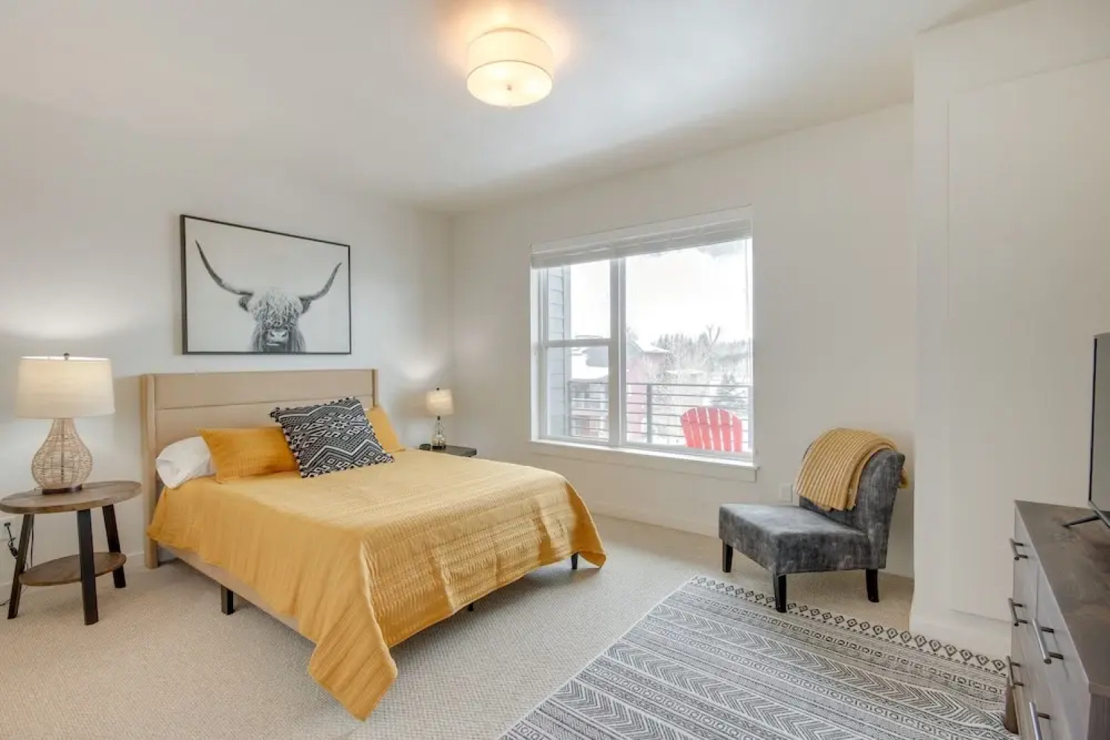 Livingston Condo w/ Balcony - 2 Mi to Downtown!