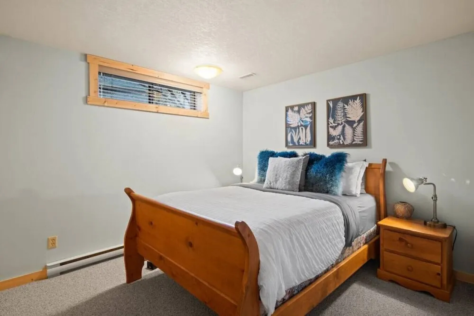 SPACIOUS 3,000 sq2 Luxury Home | PRIVATE Pool & Hot Tub | STEPS to Kinsmen Beach