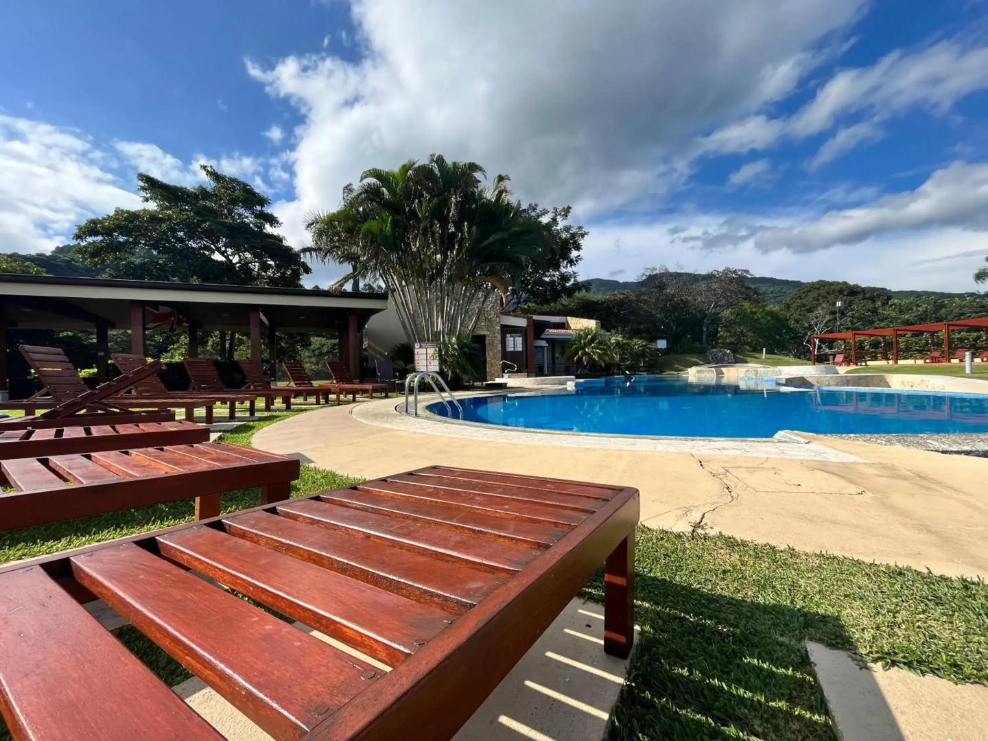 Modern 2 bed APT complex Pool,Tennis,Gym,FreeWiFi