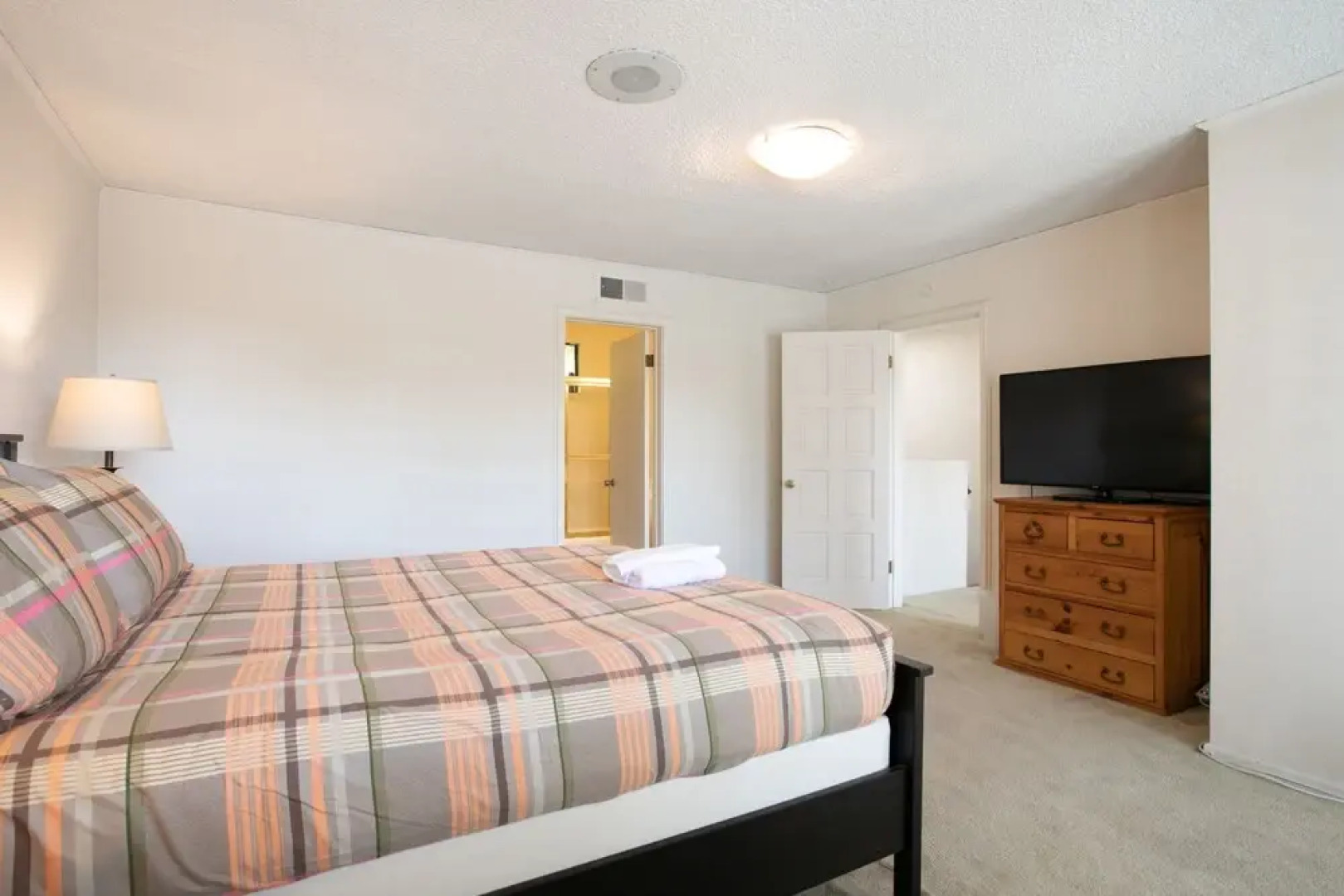 Sunny Pasadena Mansion, Sparkling Heated Pool & Projector Room!