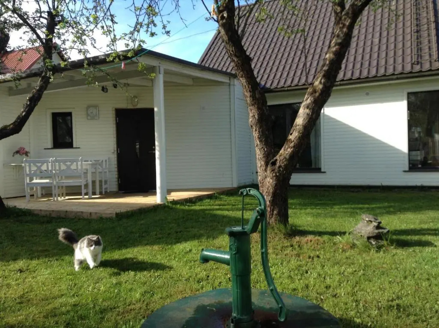 Solar Apartments - White House with garden