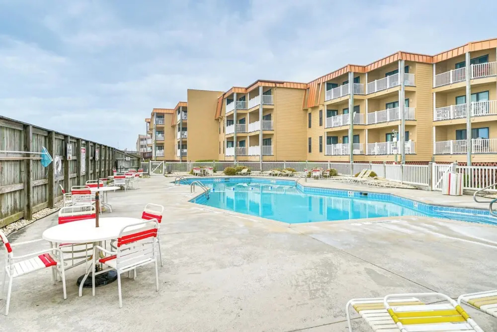 Airy Oceanfront Condo: Beach Views & Pool Access!