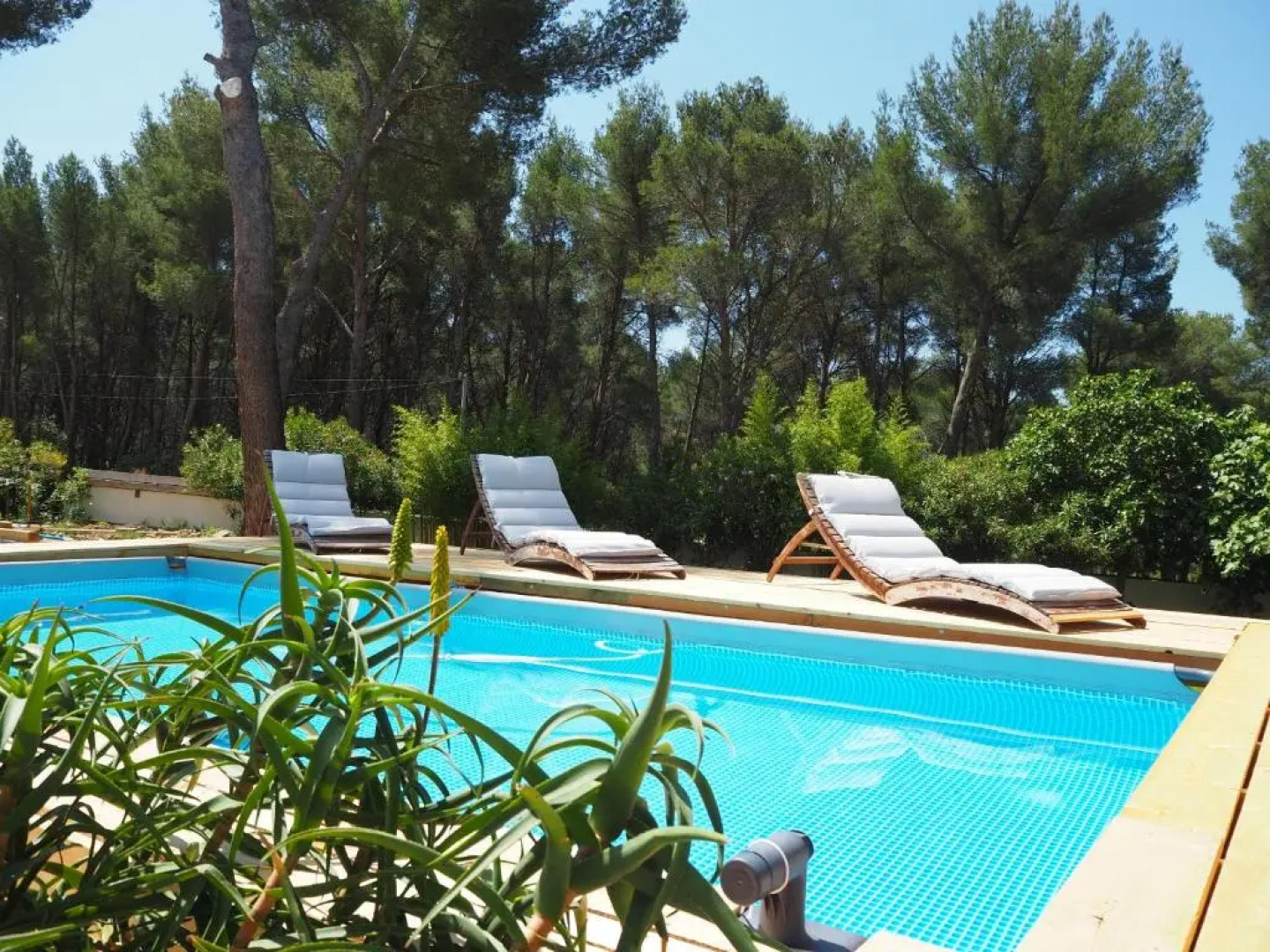 VILLA 6 PERSONNES /PISCINE/CAMPAGNE/TERRAIN DE PETANQUE/15 km BANDOL