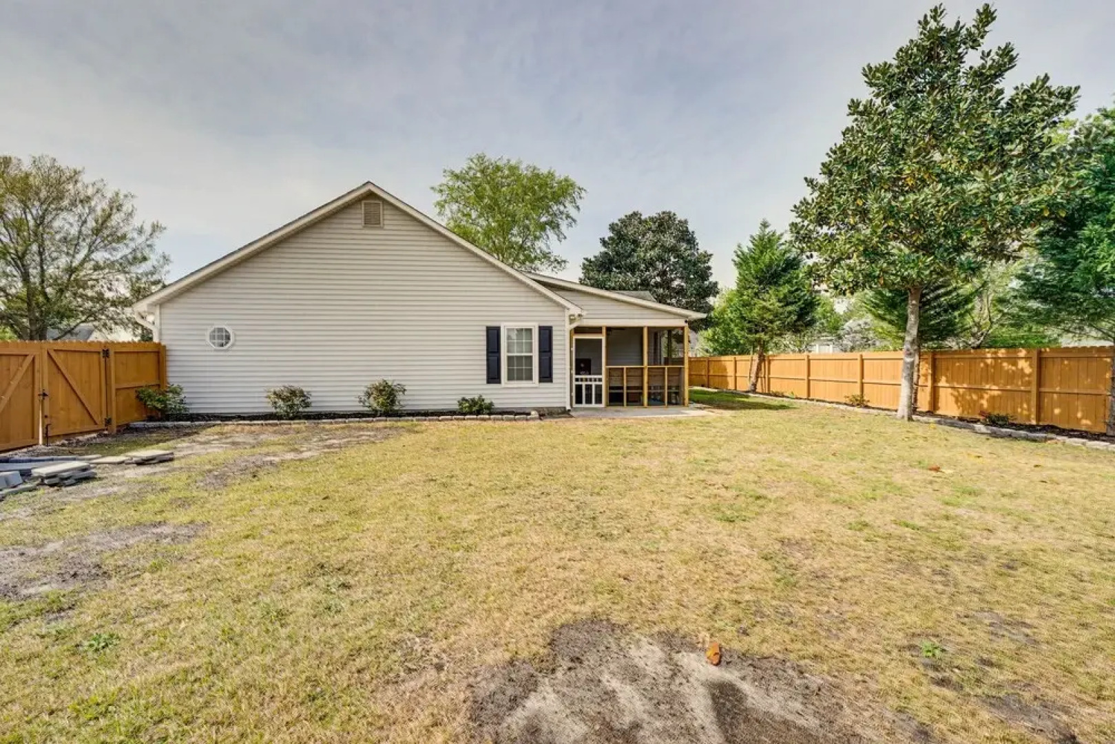 Wilmington Home ~ 7 Mi to Wrightsville Beach!