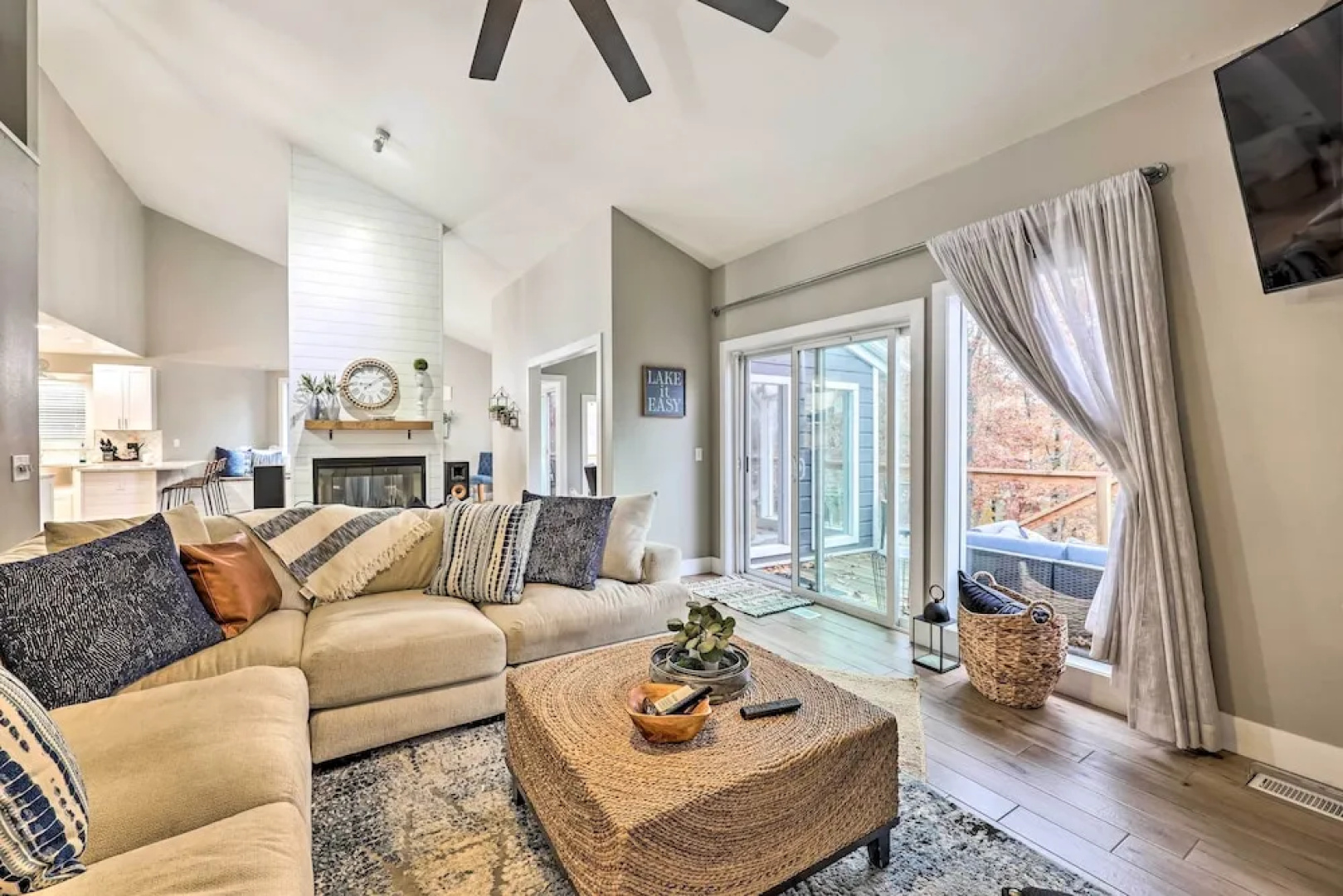Lakefront Rogers Getaway w/ Hot Tub & Deck!