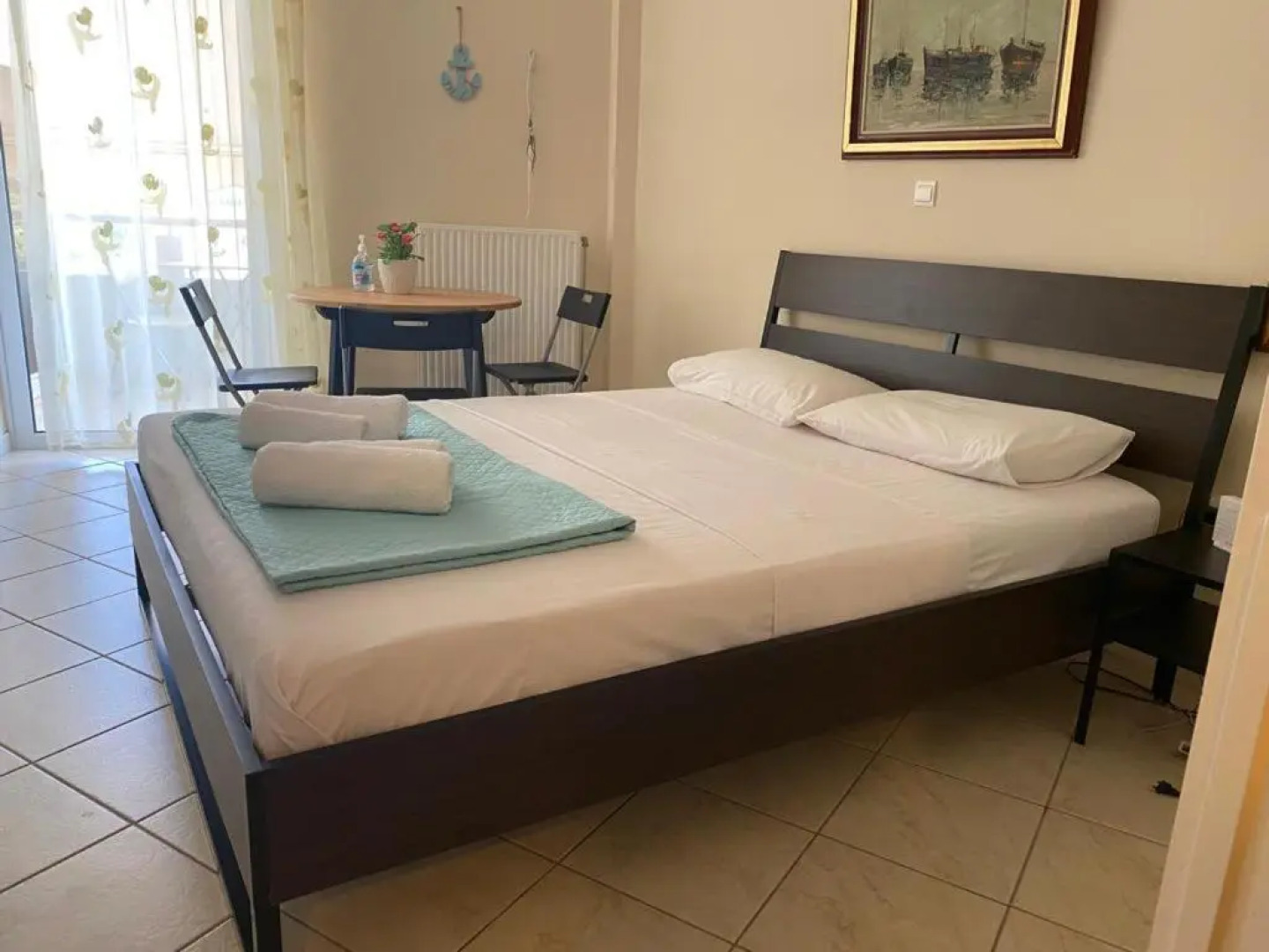 Seaview 2nd flr. apt. next to the beach, wifi,a/c,p/c media.