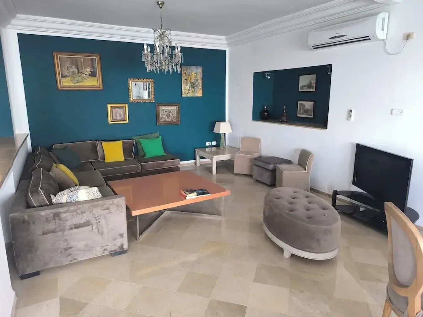 Stylish villa avec parking et piscine