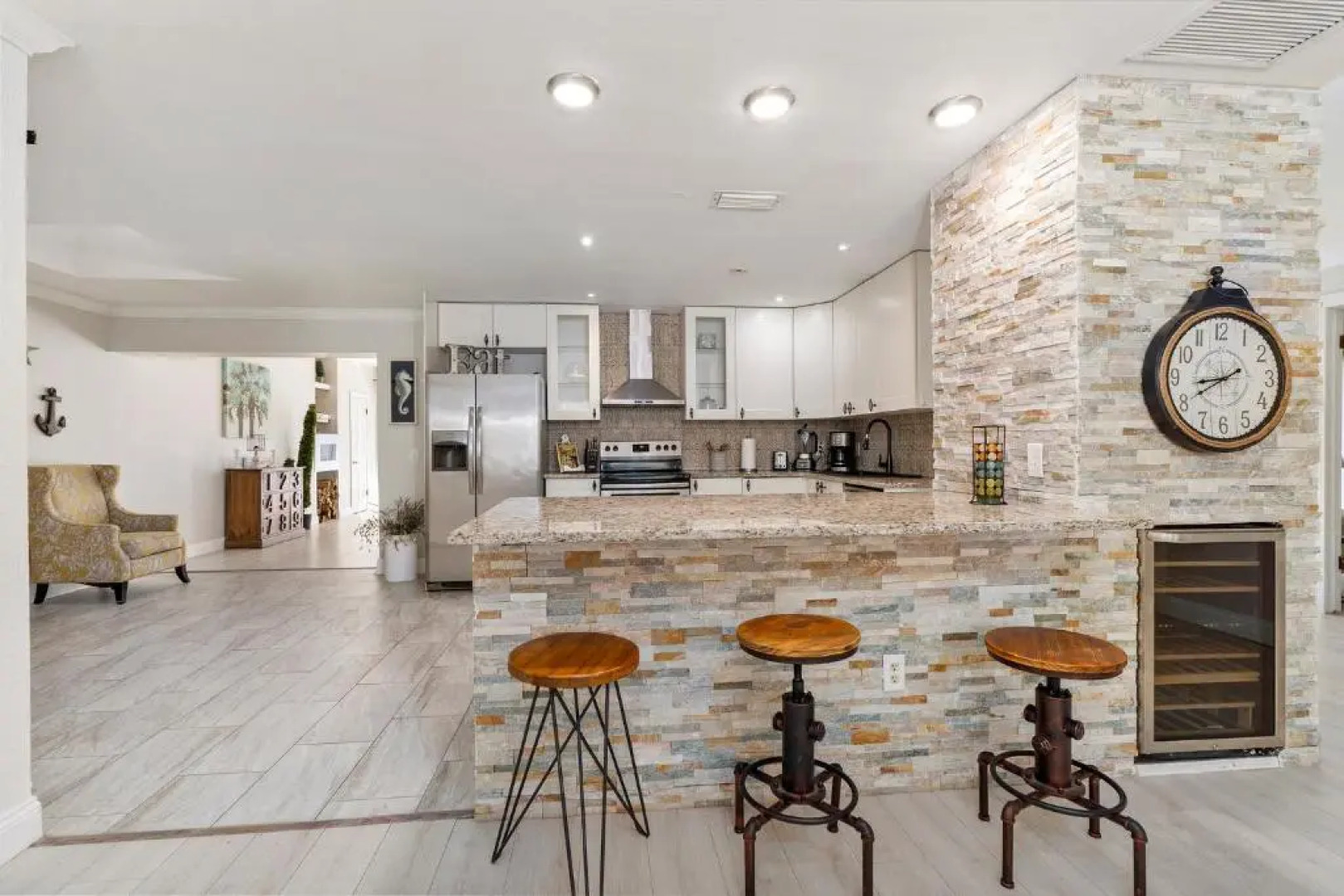 Beautiful home- Private getaway-Heated Pool/Hottub