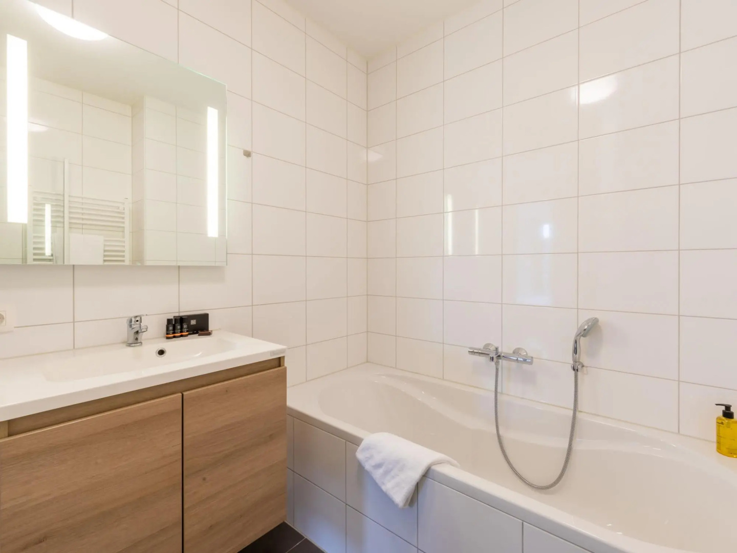 Apartment with AC and washing machine, on a holiday park 200 m from the sea