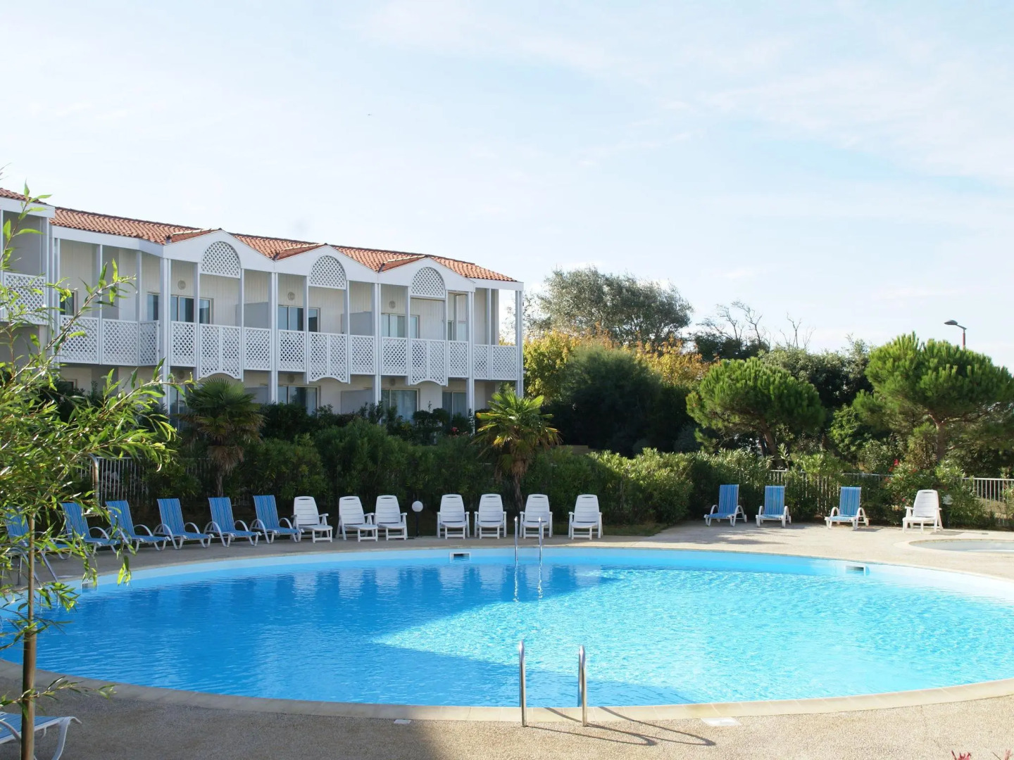 Apartment with a view on the pool or see near Fort Boyard