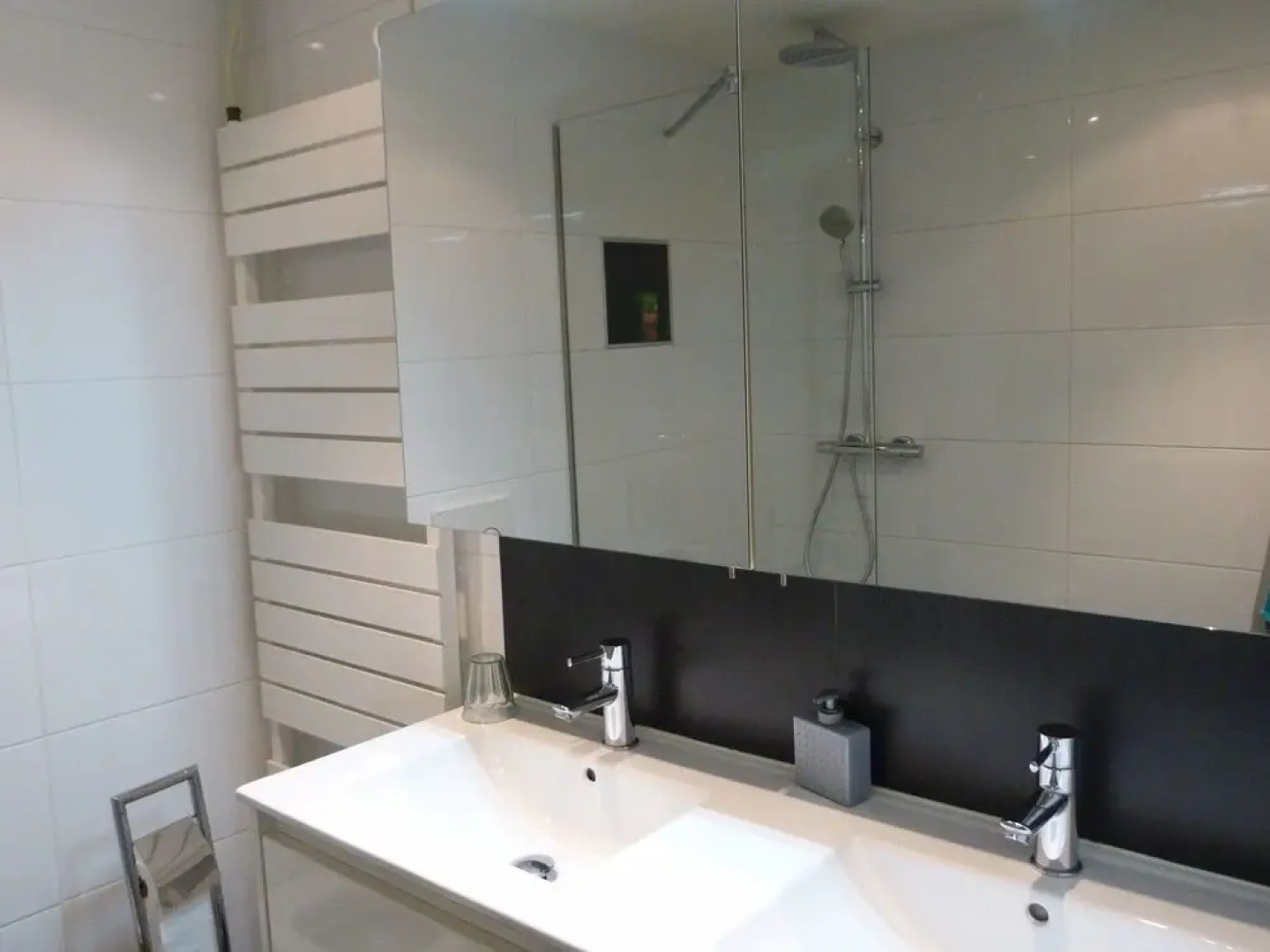 Spacious and Comfortable Holiday Home in Modernised Drive-in House