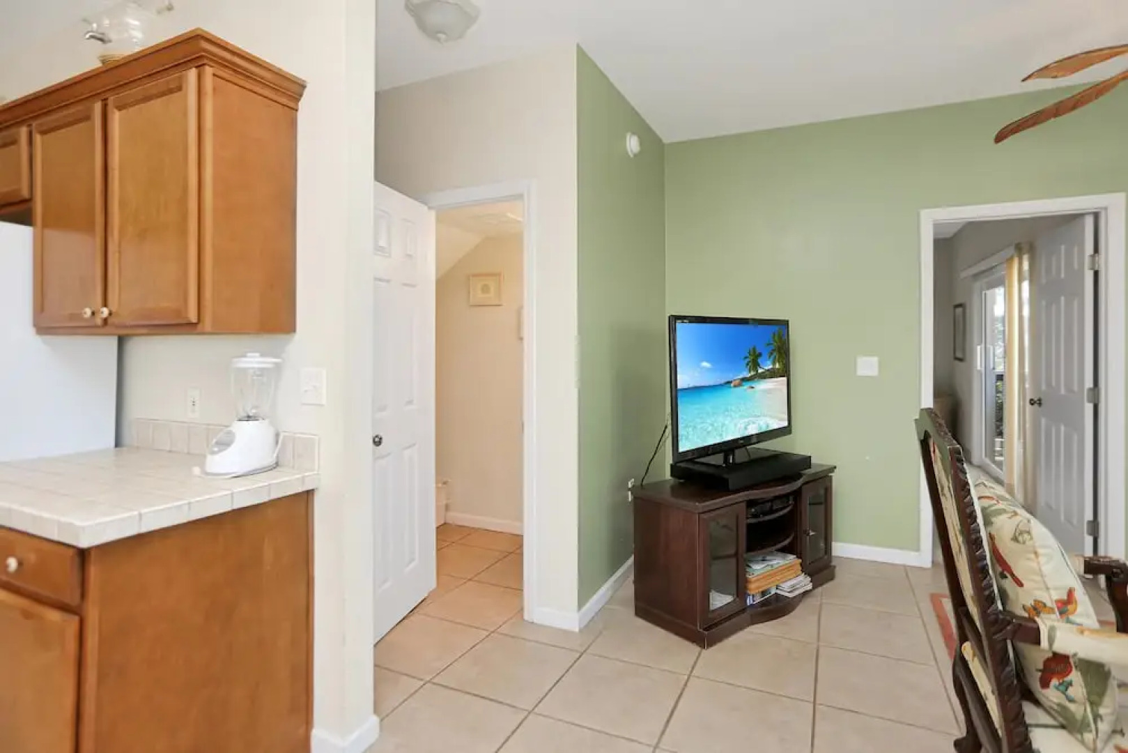 Yellow Bird Apartment