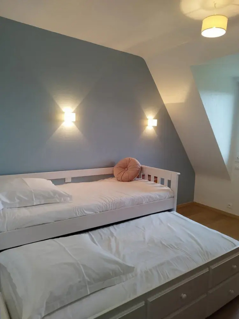 House in Breles Near Rock Beach & Amusement Park