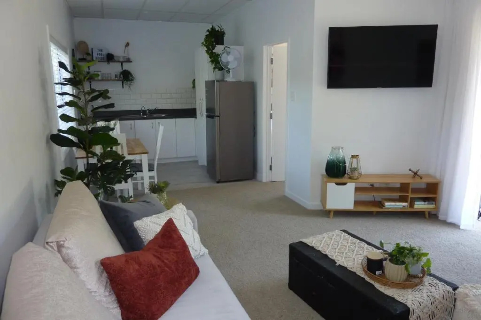 The Pool House, Romantic Country, King Bed