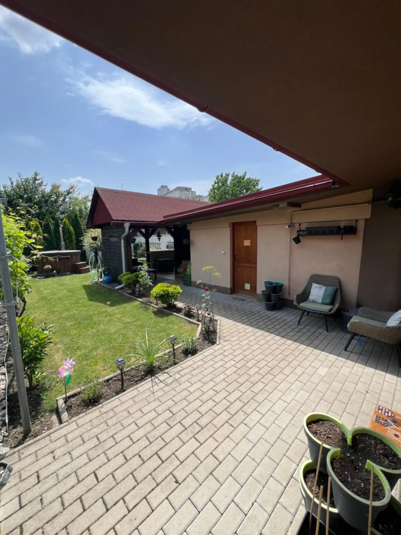 Priestranný dom v tichej časti mesta Levice.