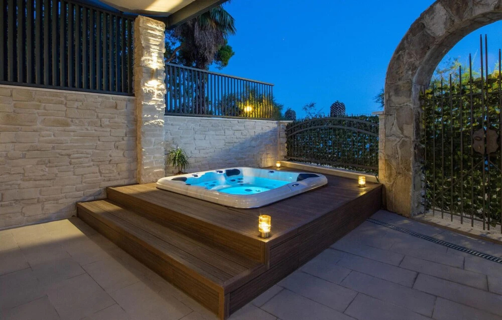 Stunning Apartment in Kastel Gomilica With 3 Bedrooms, Jacuzzi and Wifi