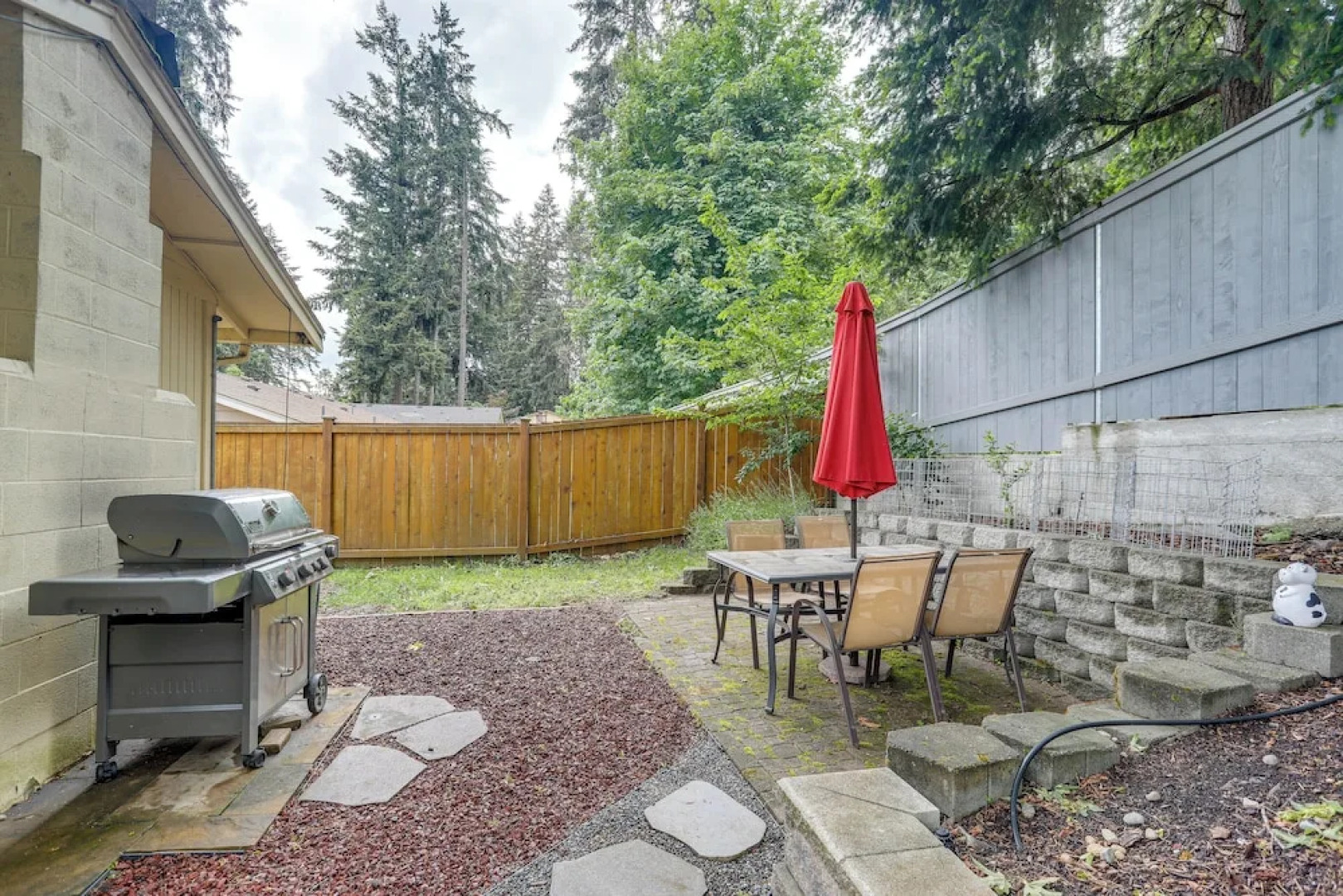 Pet-friendly Sammamish Home w/ Deck ~ 3 Mi to Lake