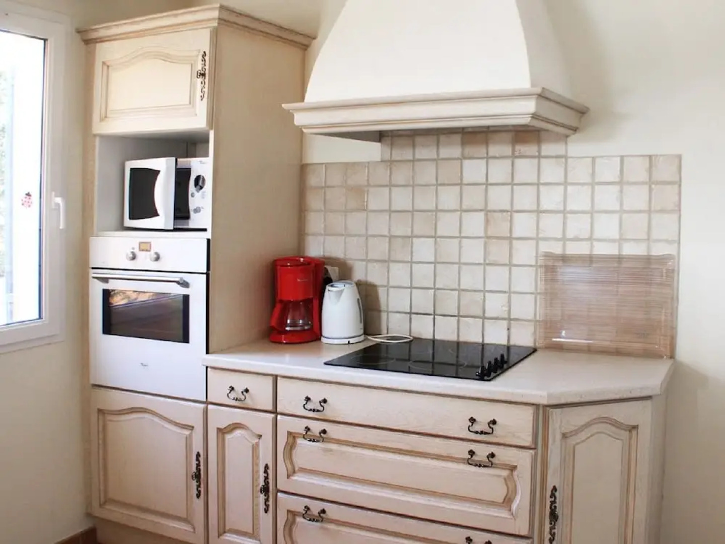 Semi-detached villa with dishwasher, close to the village