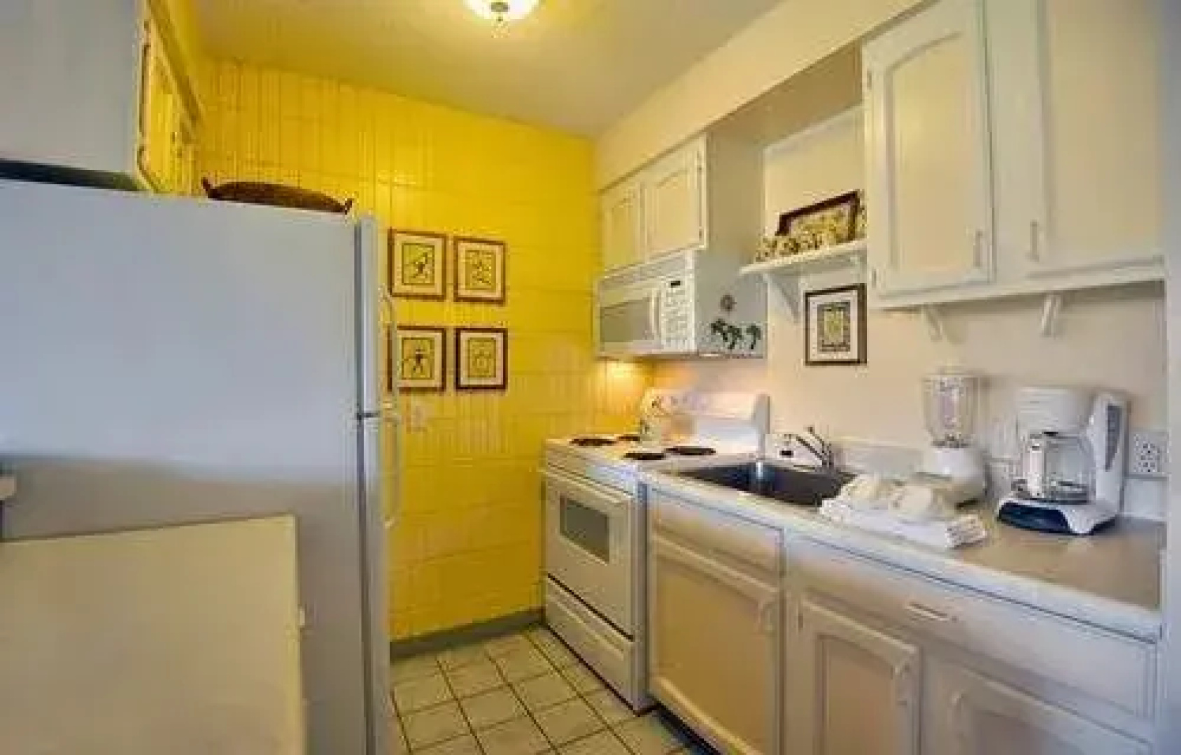 Lahaina Shores #522 Studio Bedroom Condo by RedAwning