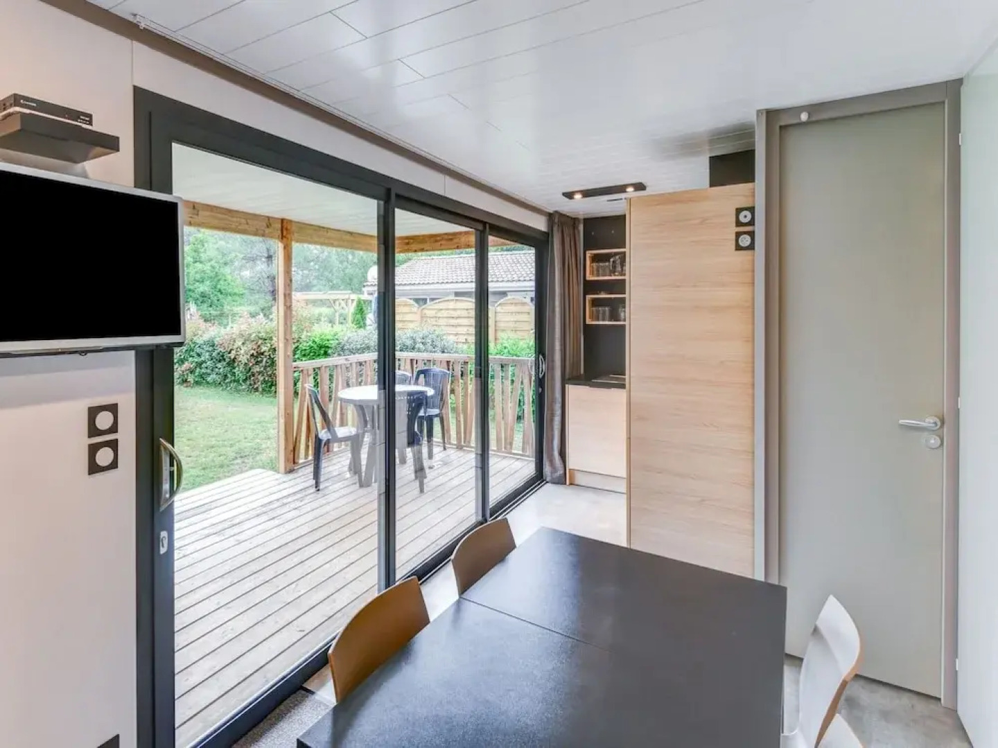 Secluded Chalet in Hourtin With Swimming Pool