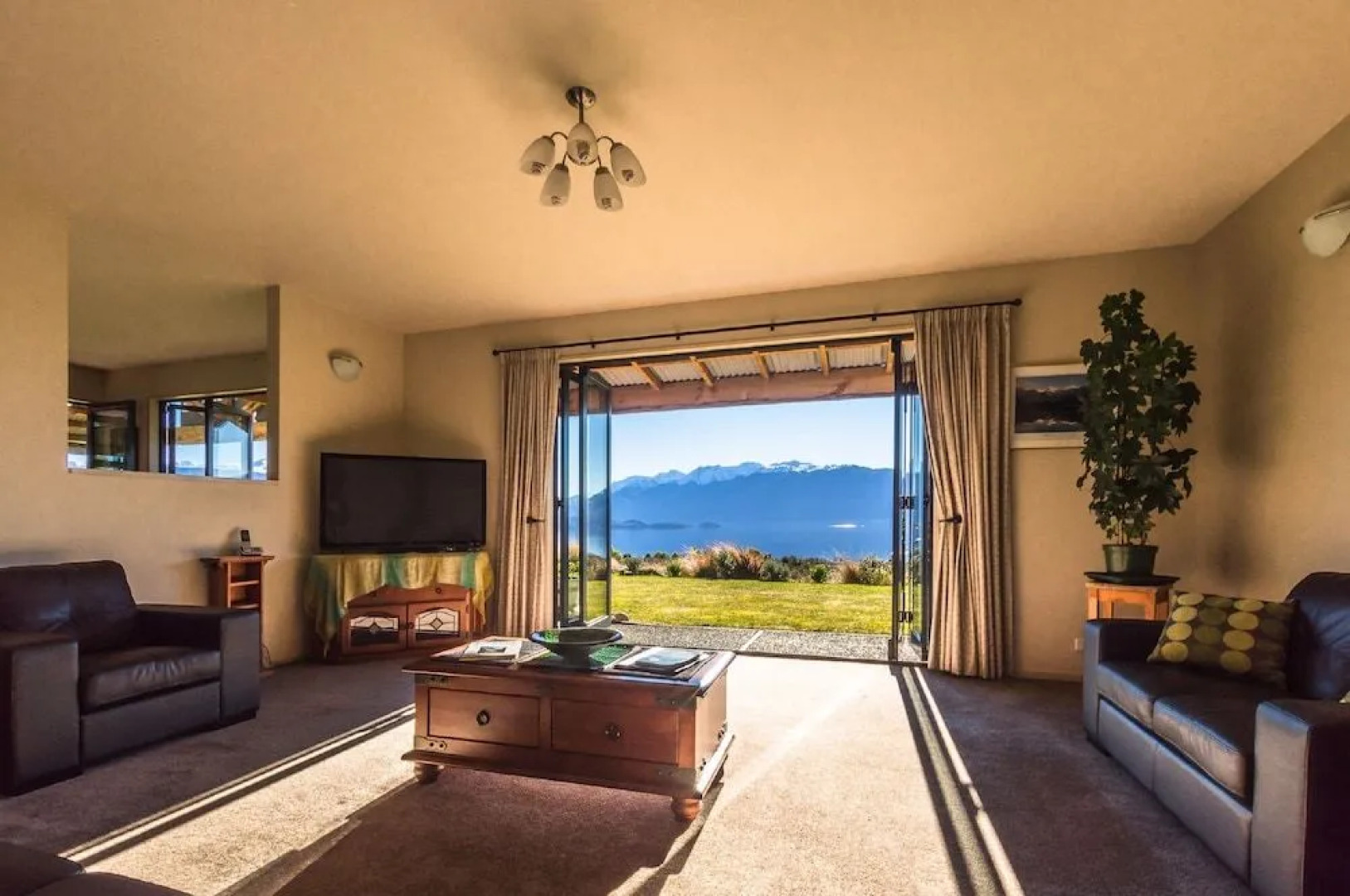 Loch Vista Lake View Villa Accommodation