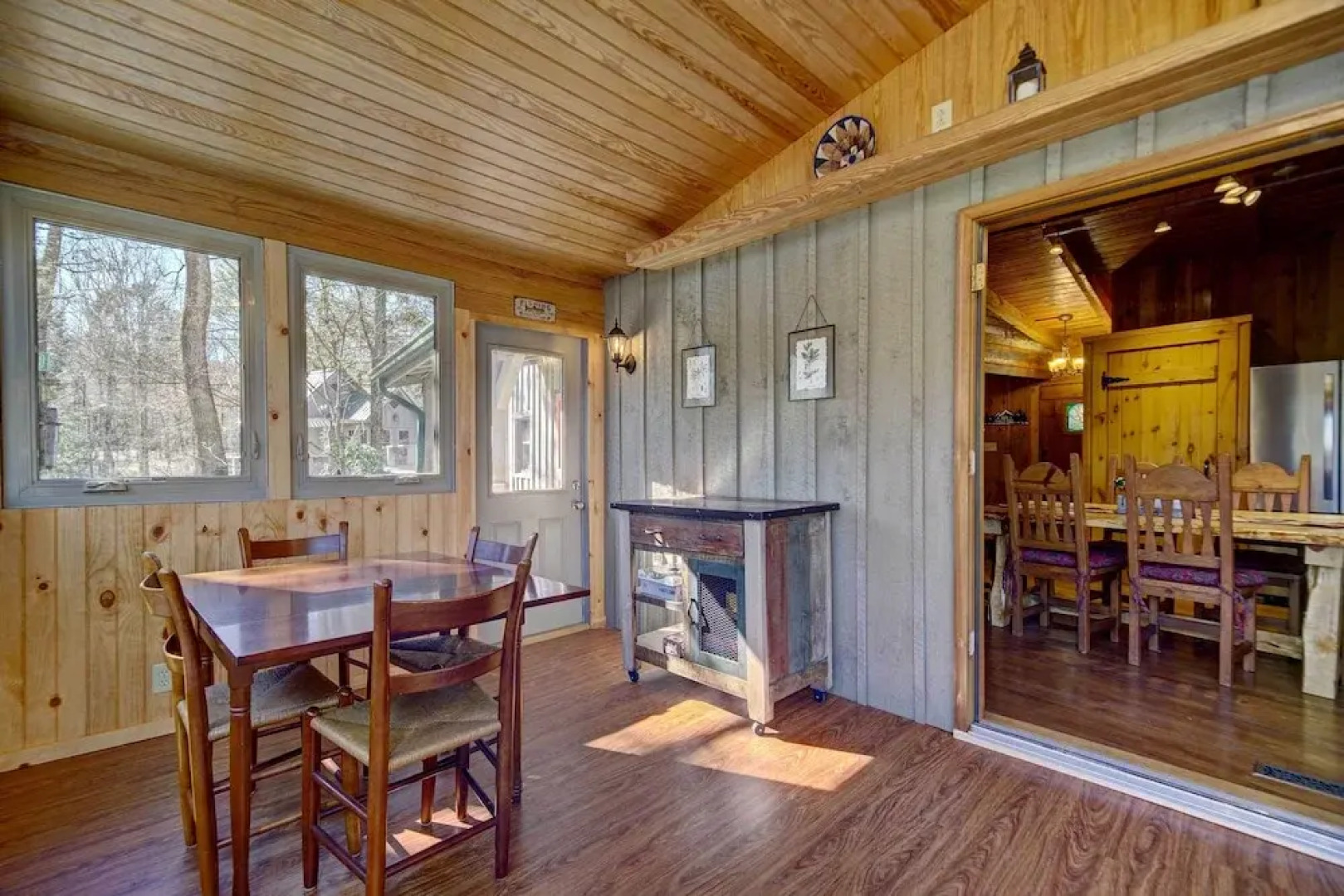 Cozy Log Cabin: 6 Mi to Great Smoky Mtns NP!