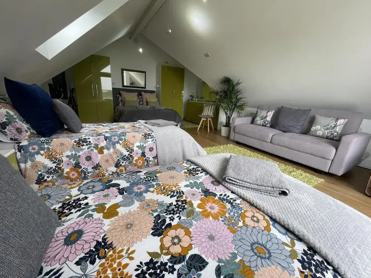 5 Bed House-sleeps 14-hot Tub-bar-garden-parking