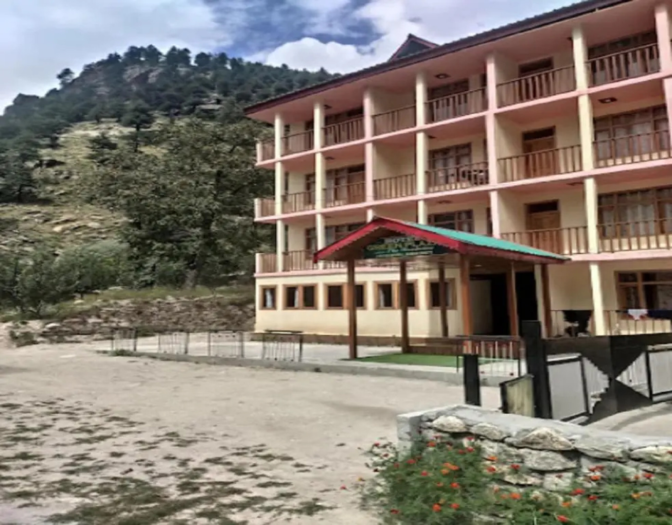 Green Plaza by StayApart