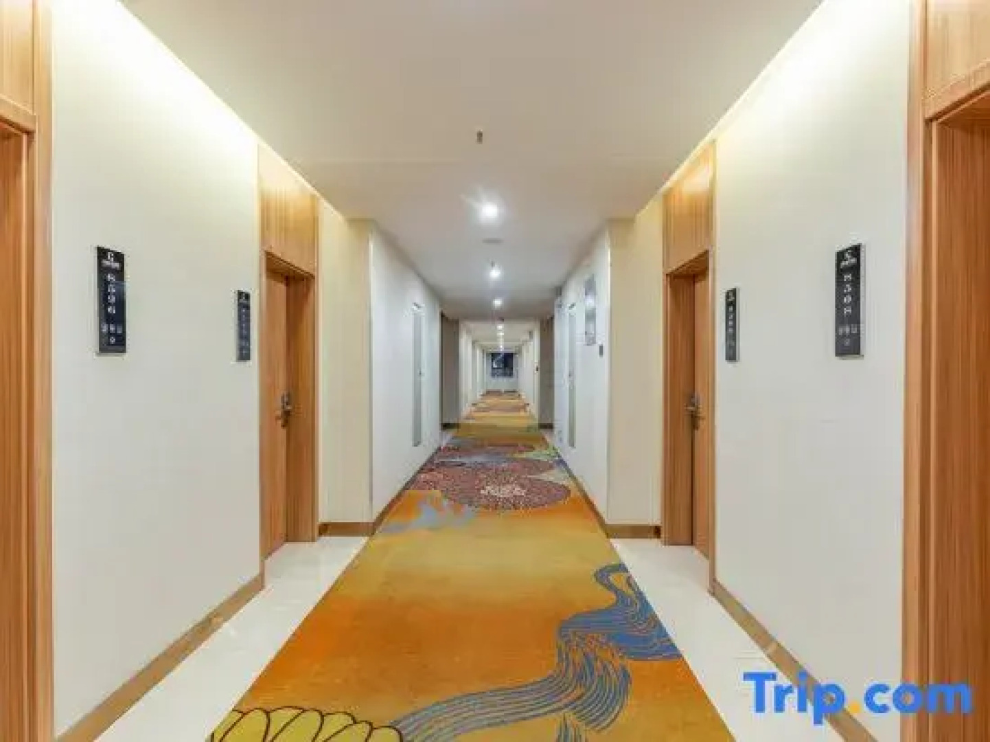 Yunshang Tianhe Hotel (Khorgos Guomen Scenic Spot)