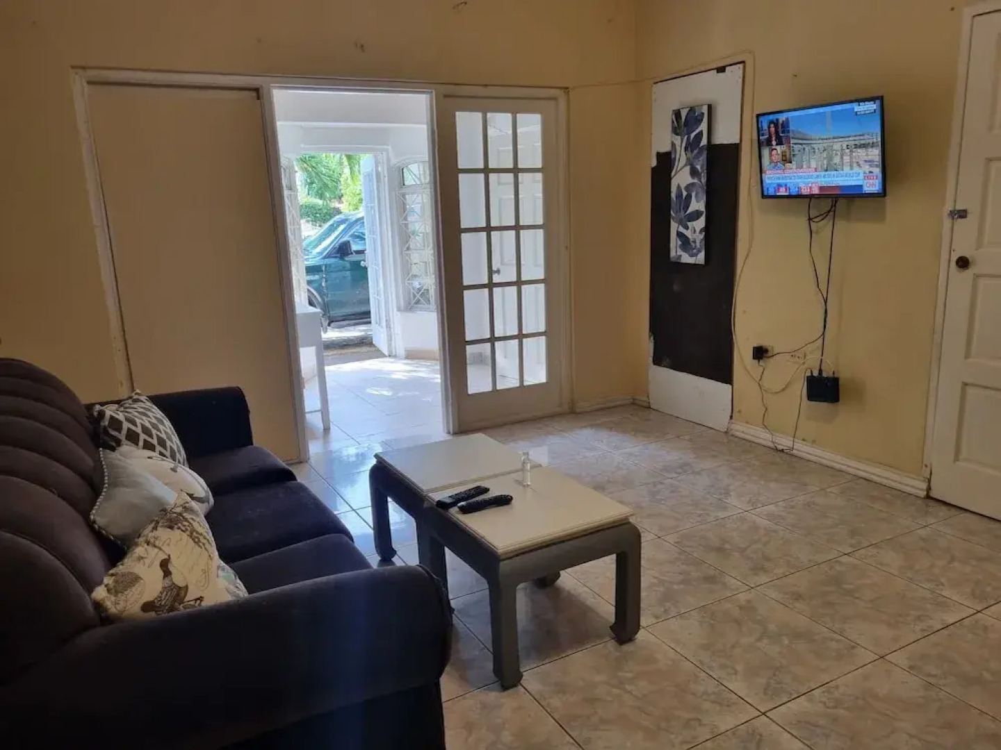 Csompo Empire one bedroom apt