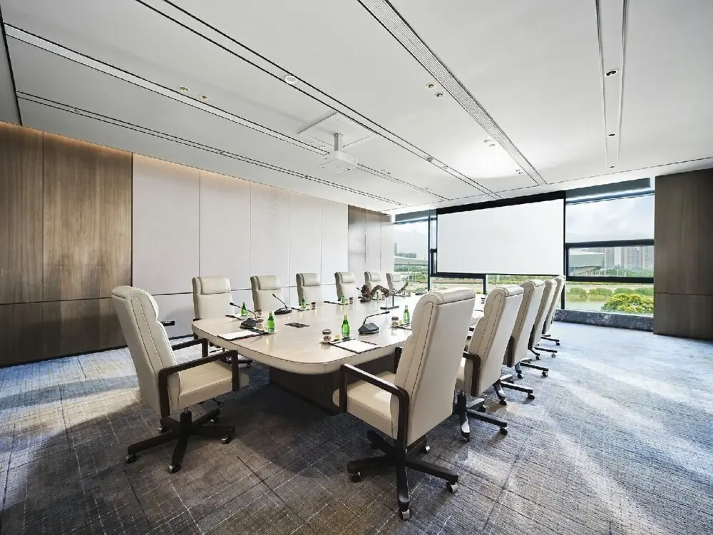 HUALUXE Nanjing Yangtze River by IHG