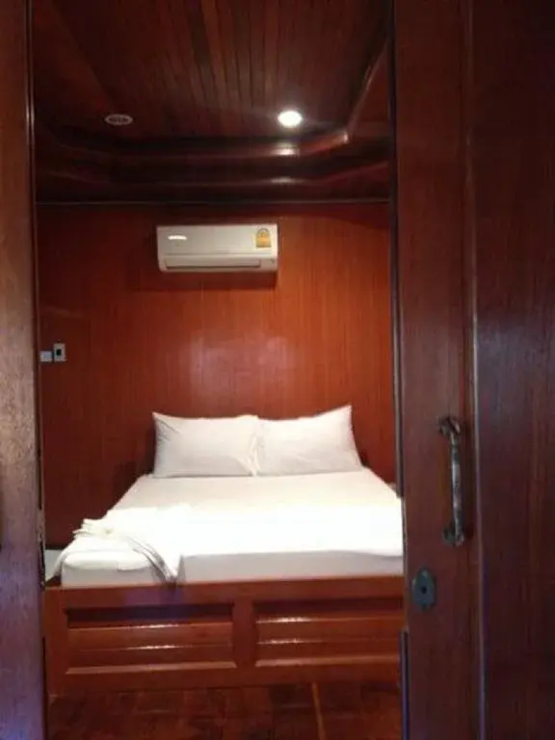 Floating Island Seafood & Resort