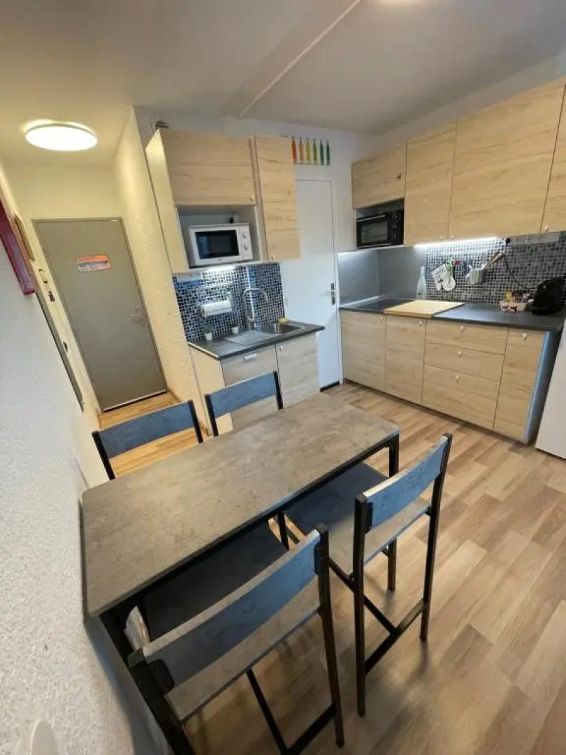 Studio vue port, belle terrasse, piscine