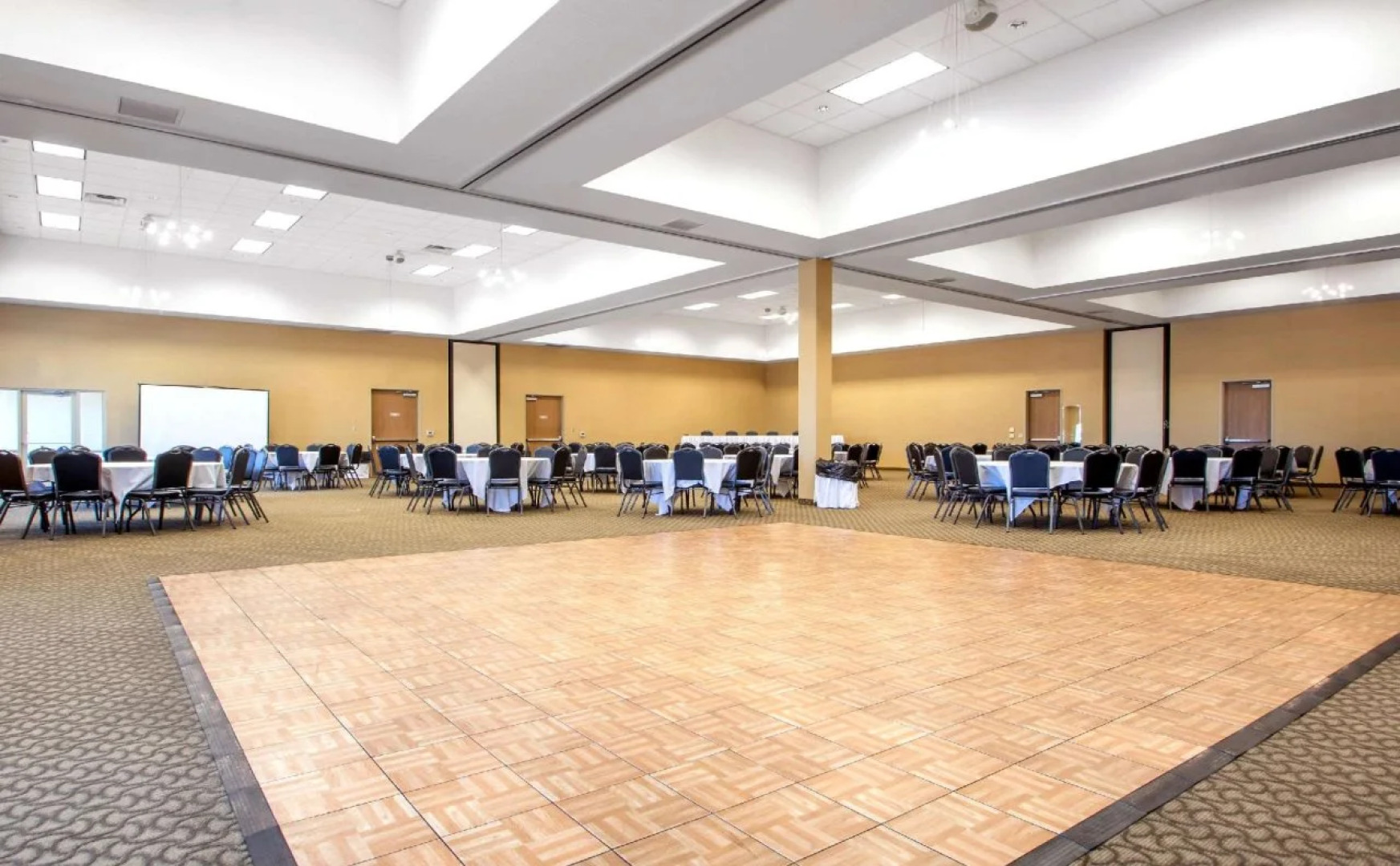 Comfort Suites Johnson Creek Conference Center