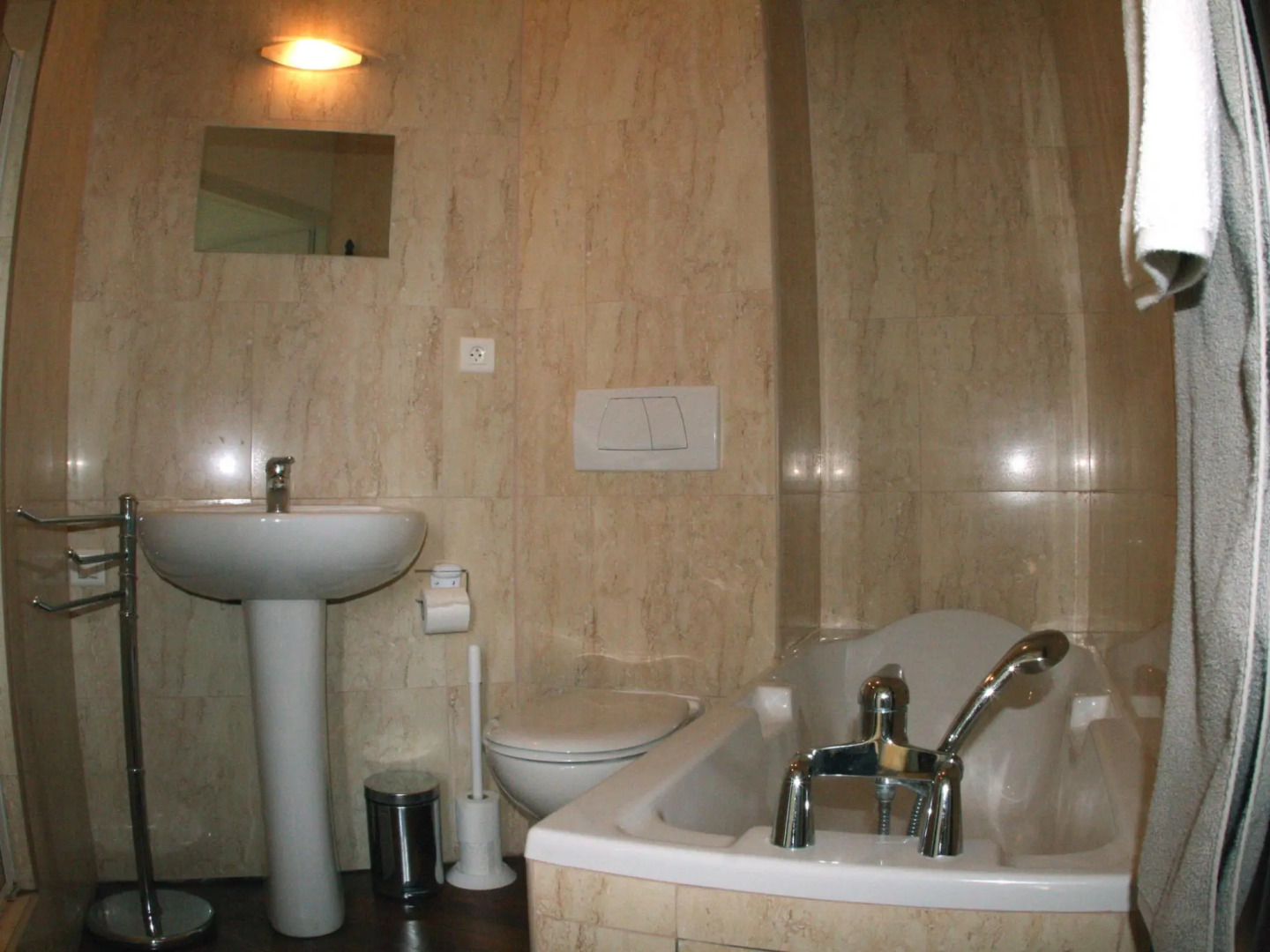 Majestic Castle in Serrières-en-chautagn With Lift