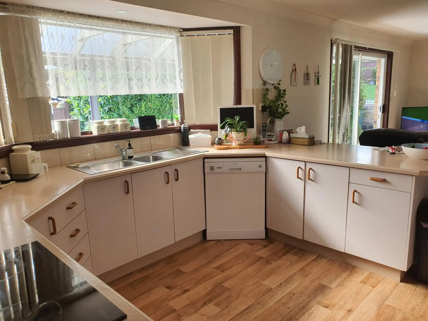 The Junction Estate COOL CALM COZY A Home N Host Property