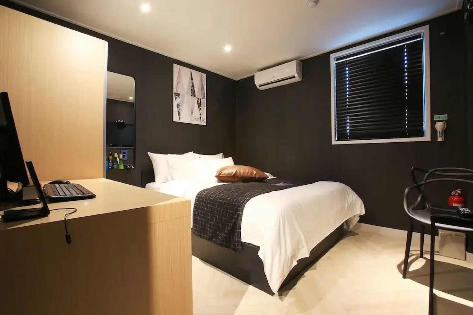 Kotel Indeogwon Station