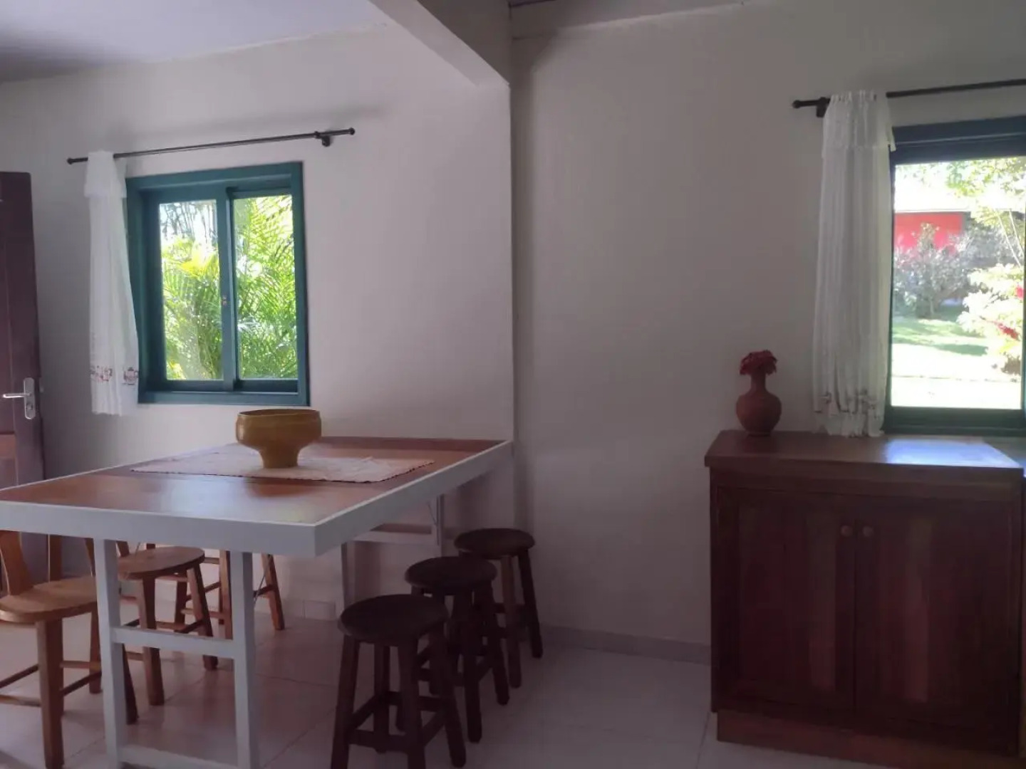 Casa com ótima localização, a 100 metros da praia.