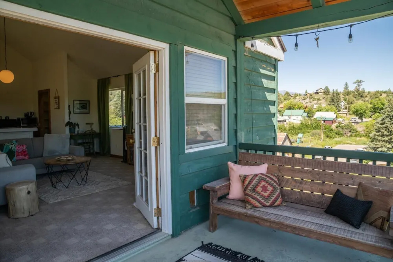 Pet Friendly Downtown Green Cabin Haven