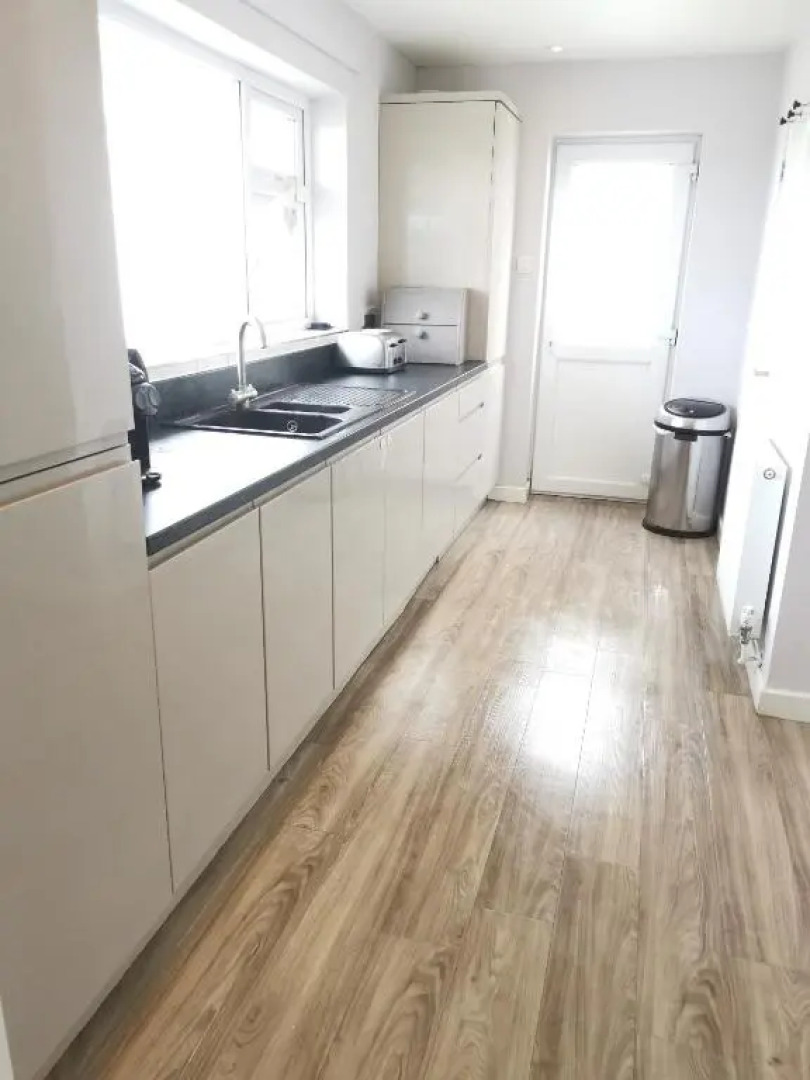 Seaside bungalow with hot tub 5 mins walk to beach