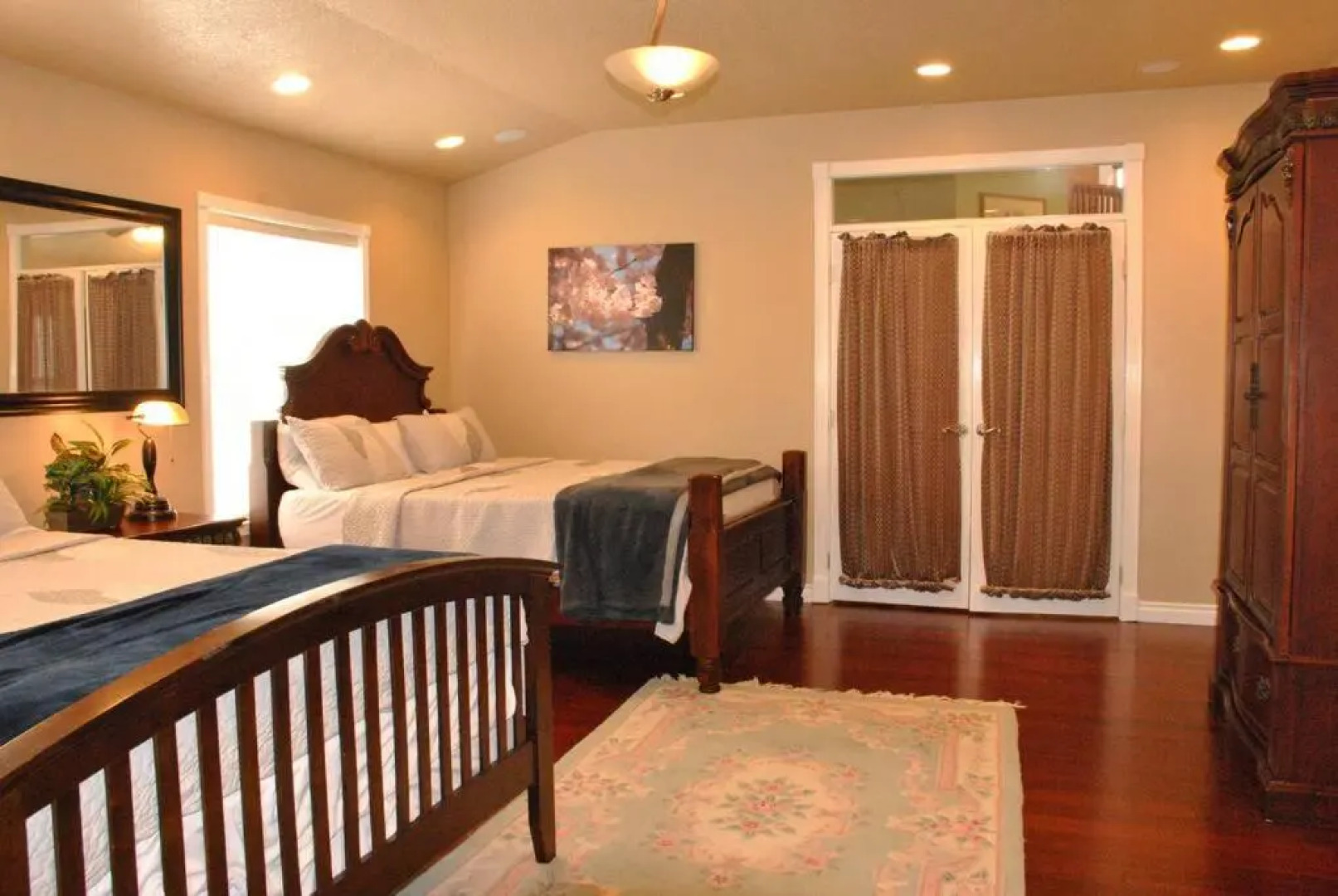 Huge Bdrms on main-Charming vacation home for 19