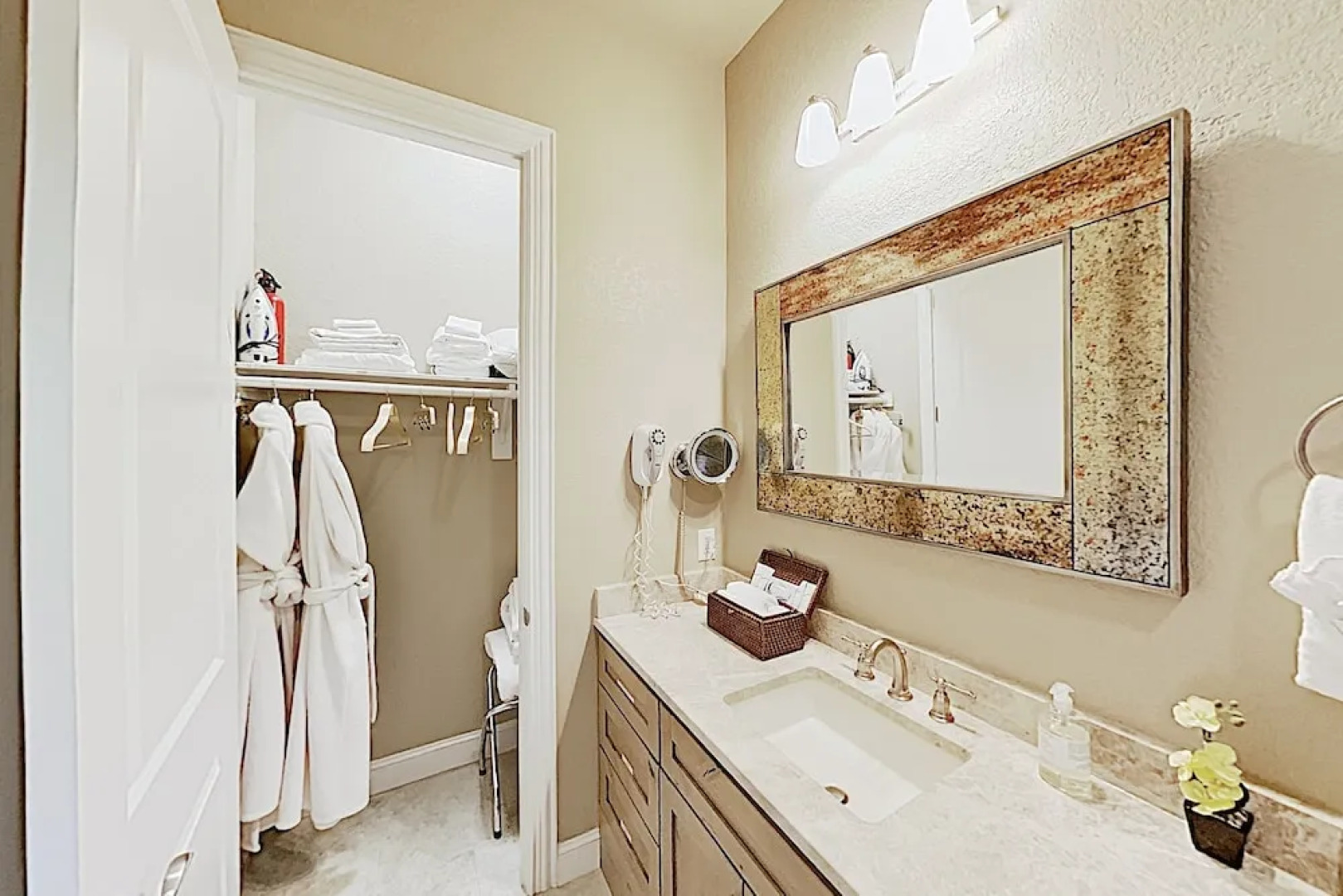 Century Oak Casita By Remi's Ridge & Hayes Hollow 1 Bedroom Duplex