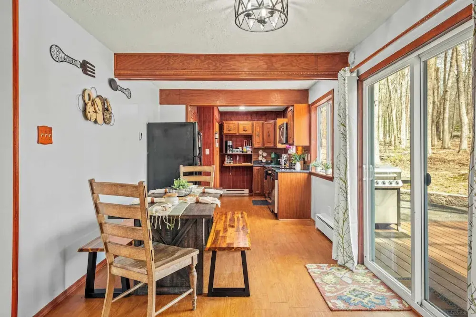 Stylish Renovated Home Open Layout, Coffee Bar + Near Hiking & Waterfalls