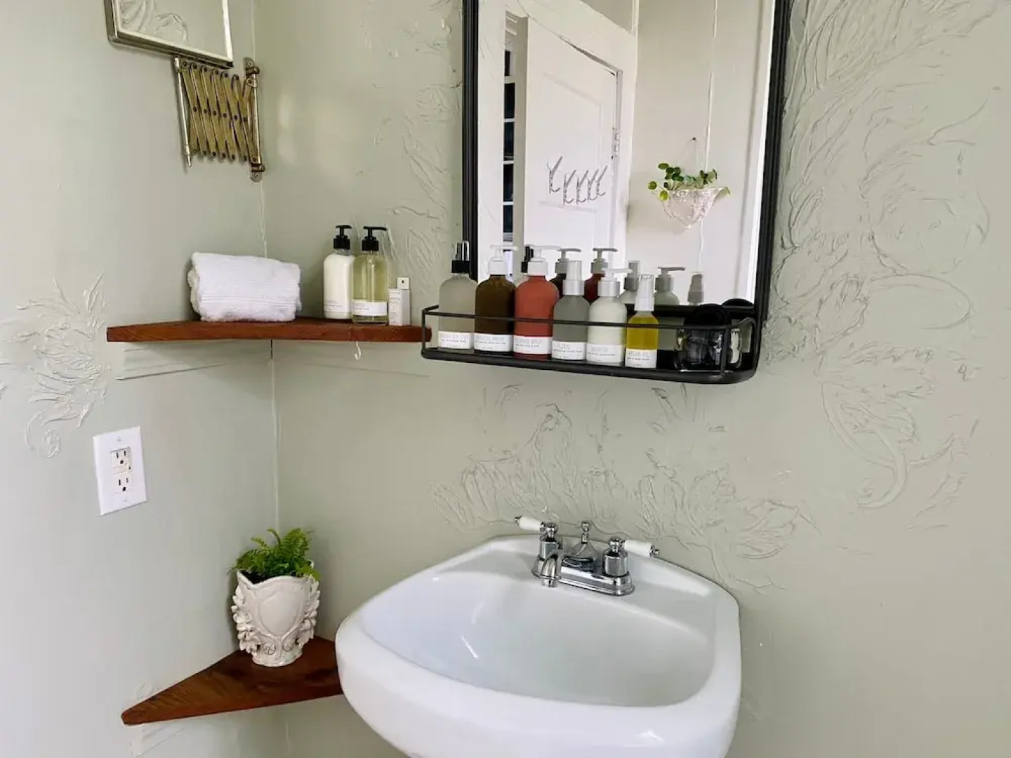 Victorian on Garden Best Location in Town