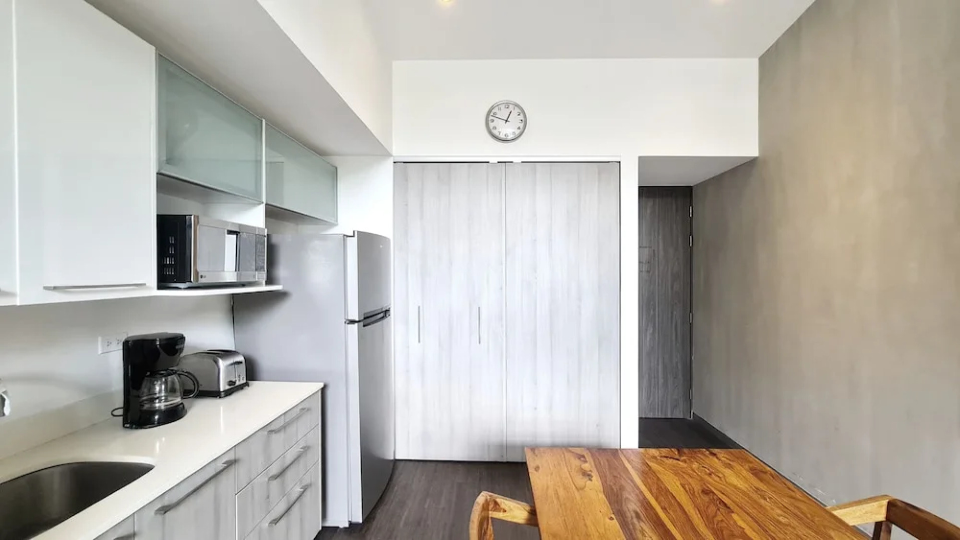 BEE Suites Santa Ana