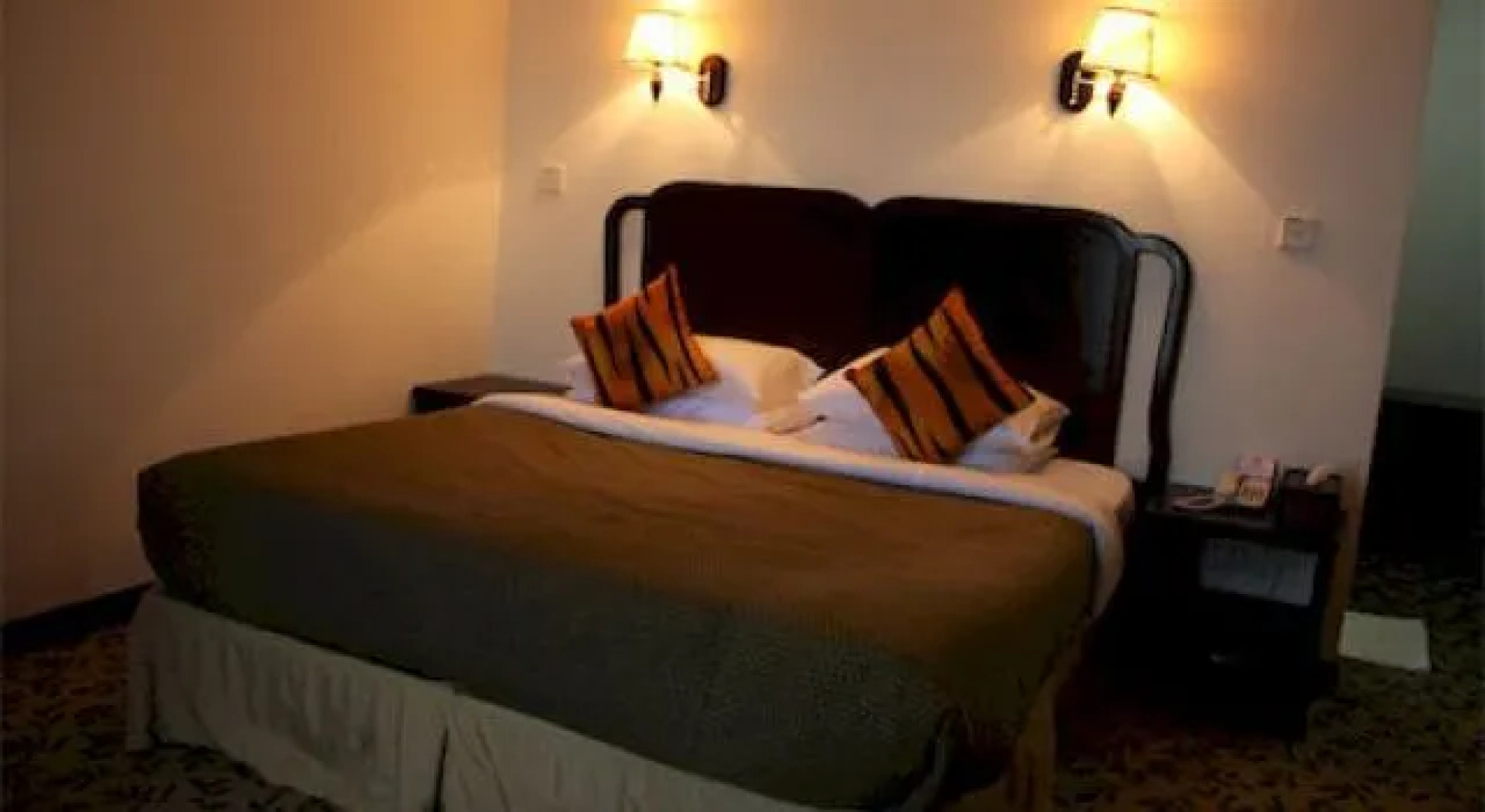 Banding Lakeside Inn