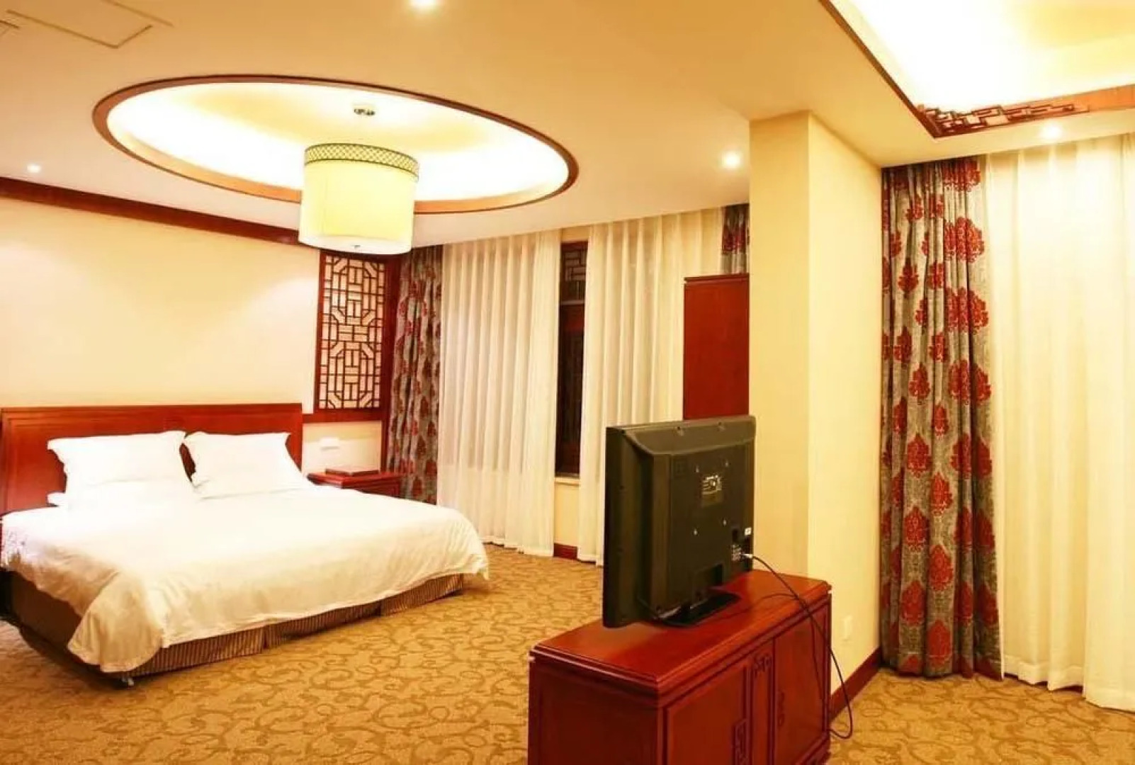 By The Peach Blossom Pool Holiday Hotel