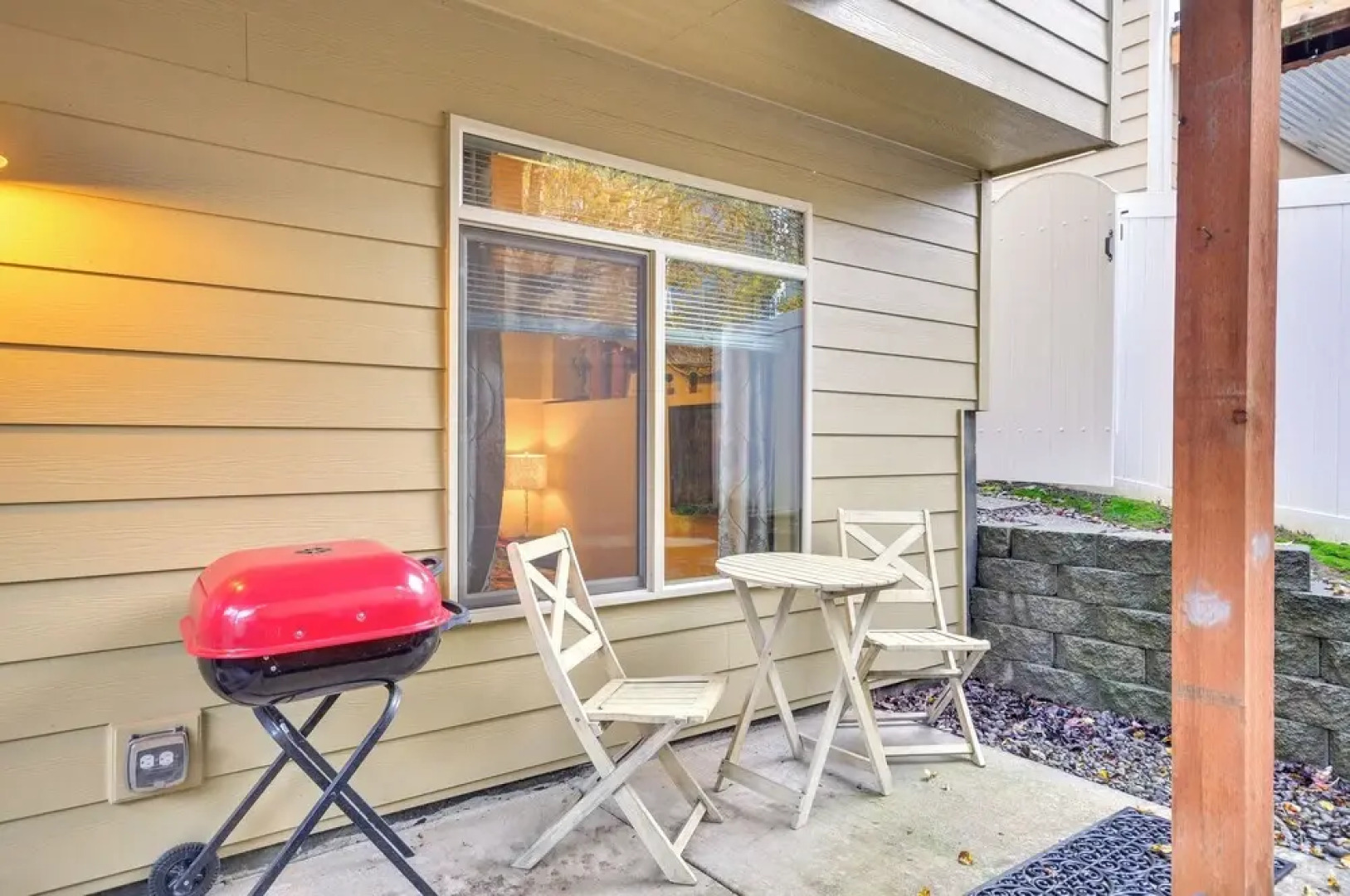 Inviting Studio w/ Patio, 15 Mi to Portland!